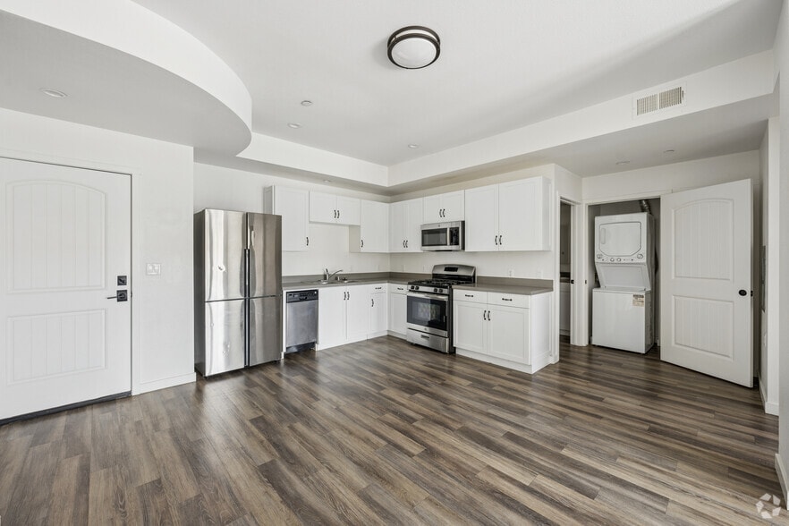 2BR, 2BA - 1020SF - Kitchen and Dining Room - Catalina Luxury Apartments