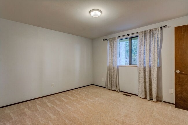 Building Photo - 4 Bedroom 3 Bath Home