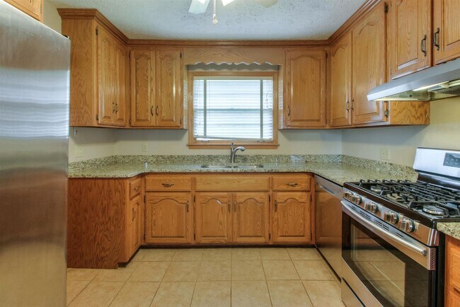 Building Photo - 2411 Chapman Dr