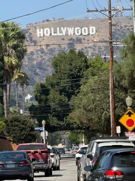 Primary Photo - 2222 N Beachwood Dr