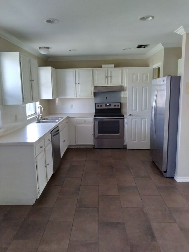 Building Photo - 4 bedroom 2.5 bathroom