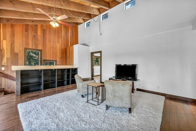 Building Photo - 638 N Martin Dr