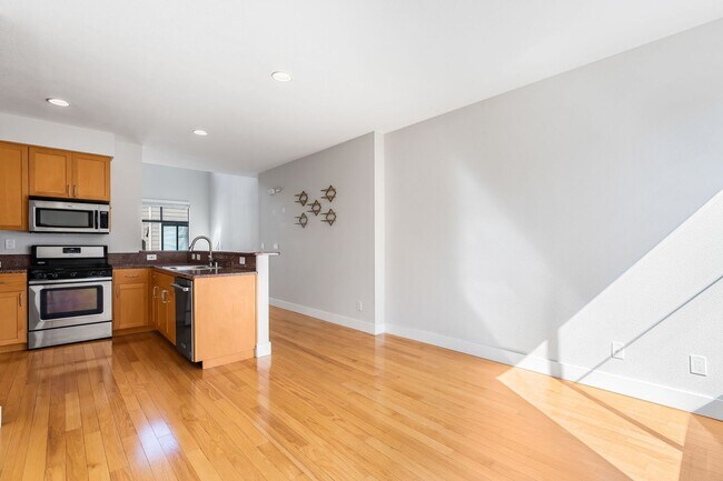 Building Photo - Modern 2BD/2BA Townhome w/ Private Yard, G...