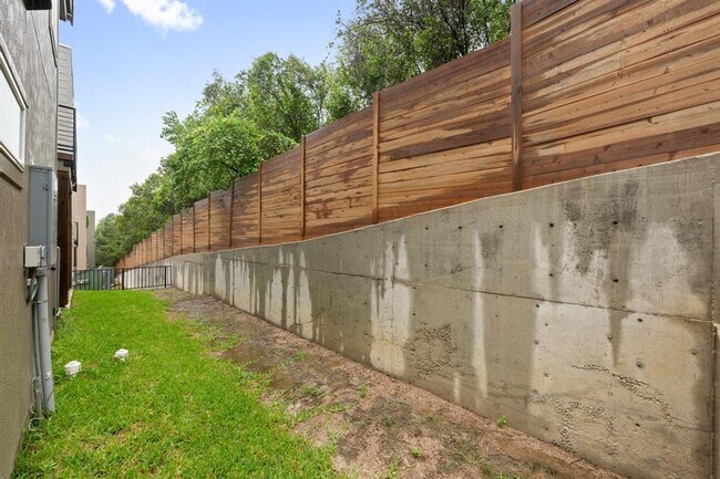 Building Photo - 2309 Montopolis Dr