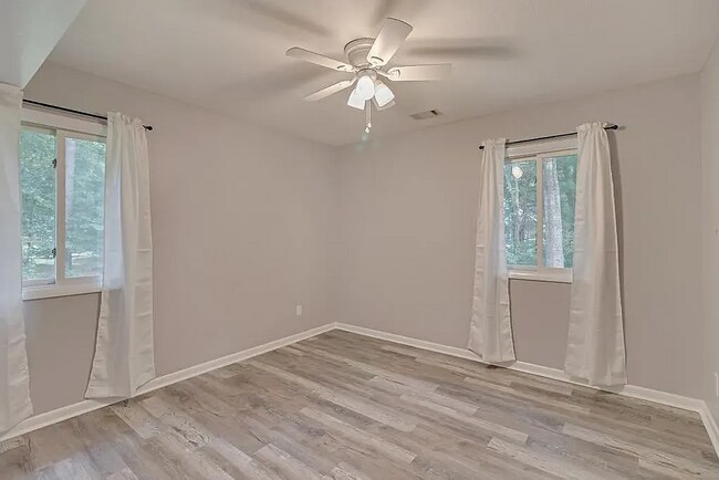 Building Photo - $500 co-op feet to any agent who brings a qualified/approved applicant to rent this home. Beautif...