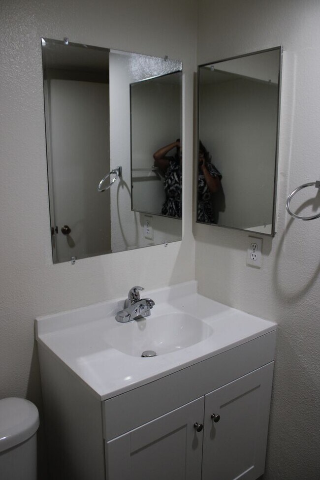 Building Photo - 2 BR, 1 and 1/2 BA Condo with 2 Parking Space