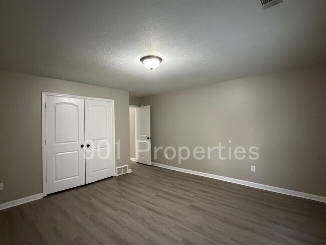 Building Photo - 3777 Pavilion Cir