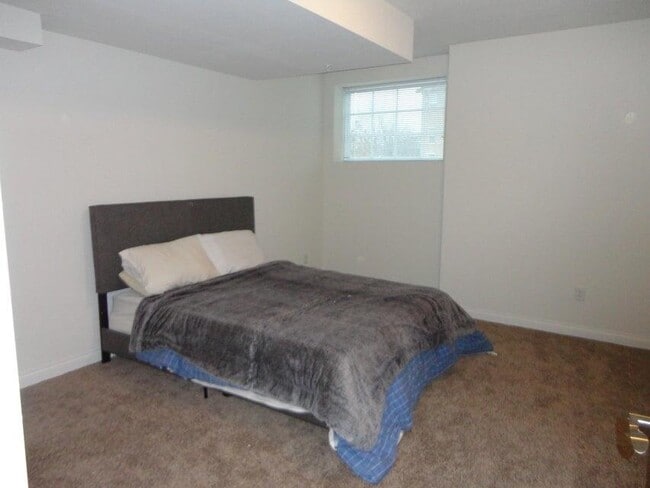 Building Photo - 4796 S Lynn Dr