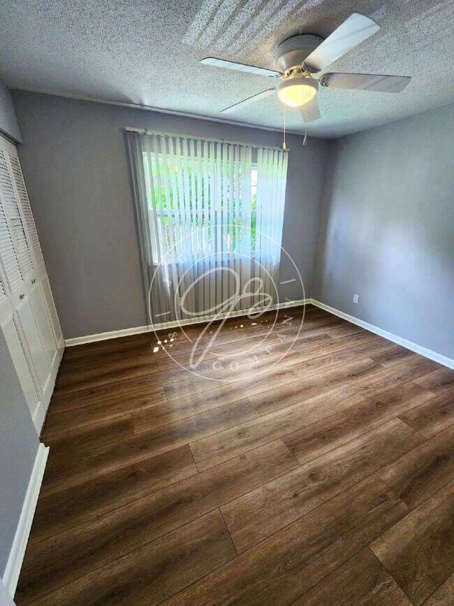 Building Photo - **Beautifully Updated 2-Bedroom Townhome**