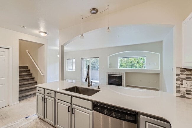 Building Photo - Gorgeous 3 Bed 2.5 Bath Condo @ The Desira...