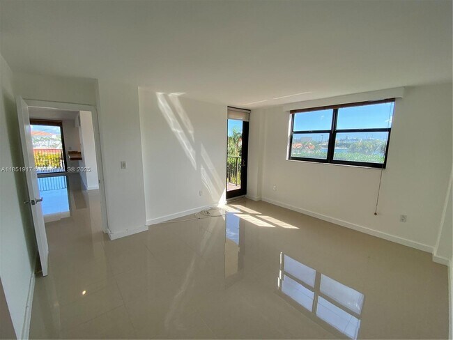 Building Photo - 801 N Venetian Dr