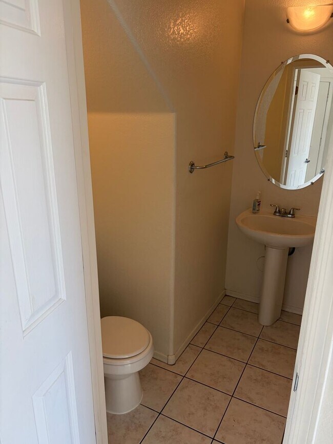 Building Photo - 2 Bedroom 2.5 Bath Townhome!