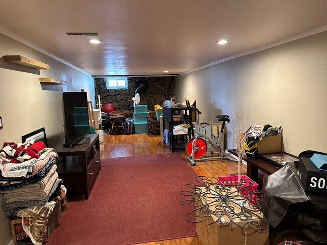 Building Photo - CUTE 3BD RANCHER WITH CHARACTER IN CENTRAL...