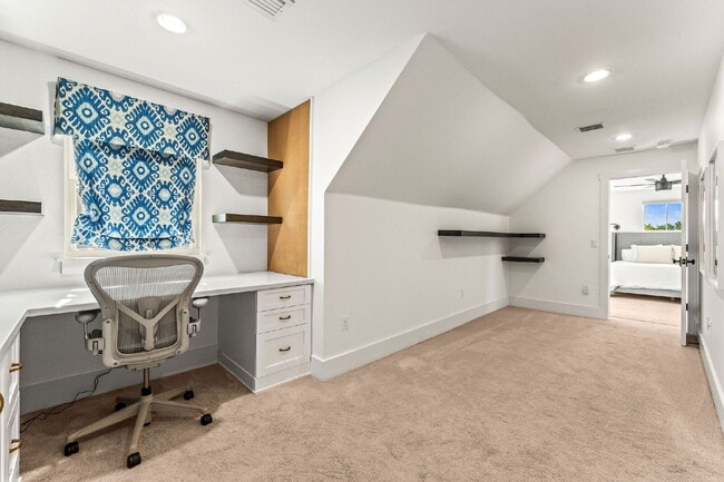 Building Photo - Experience Elegance and Comfort: Spacious ...