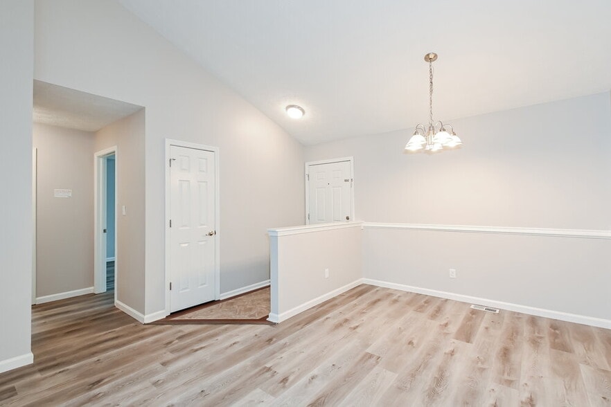 Building Photo - 1068 W Southport Rd