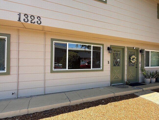 Building Photo - 1323 Edwards Ave