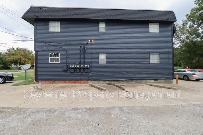 Building Photo - 405 S Maple St