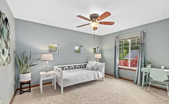 Building Photo - 6 month rental available!