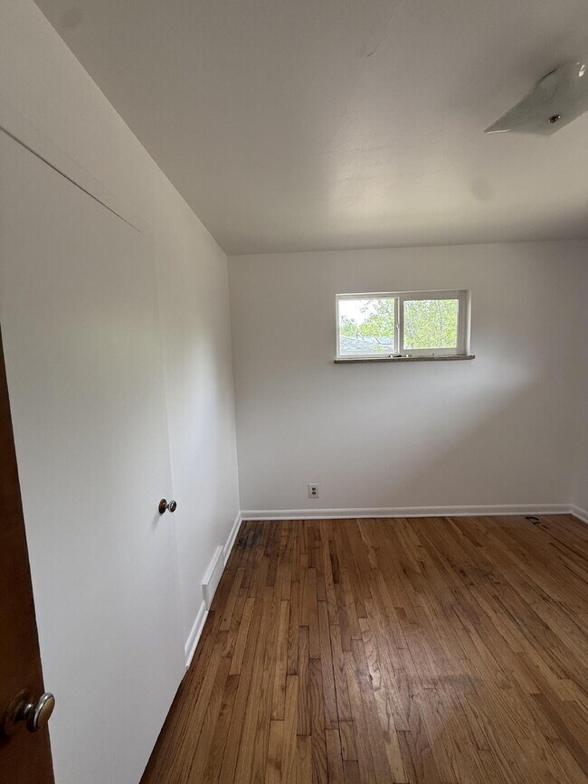 Building Photo - Charming Home Available Now!