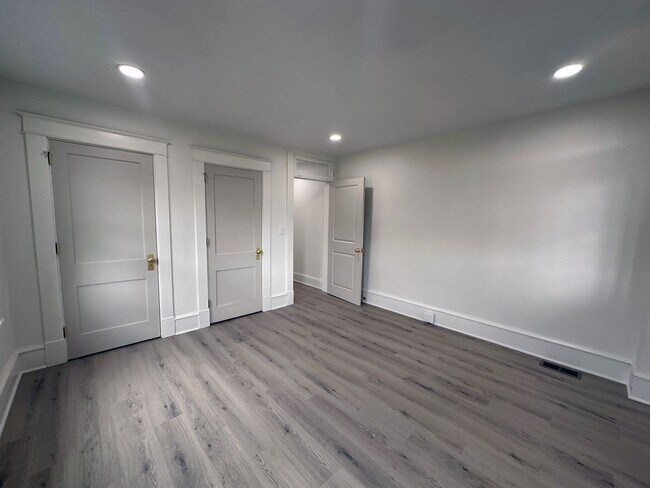 Building Photo - 528 Manor St