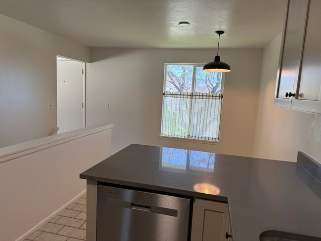 Building Photo - 451 N Montgomery St