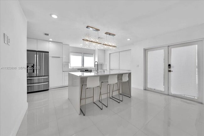 Building Photo - 348 Palm St