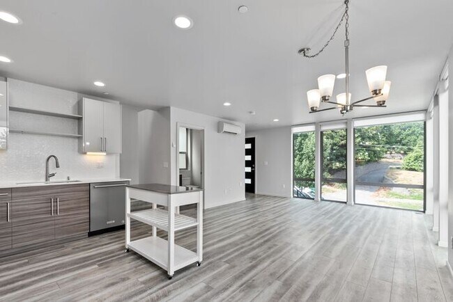 Building Photo - Stunning Ultra-Modern Capitol Hill View Home with Air Conditioning