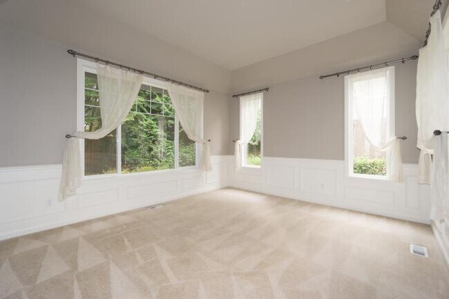 Building Photo - 4 bedroom in Kirkland WA 98033