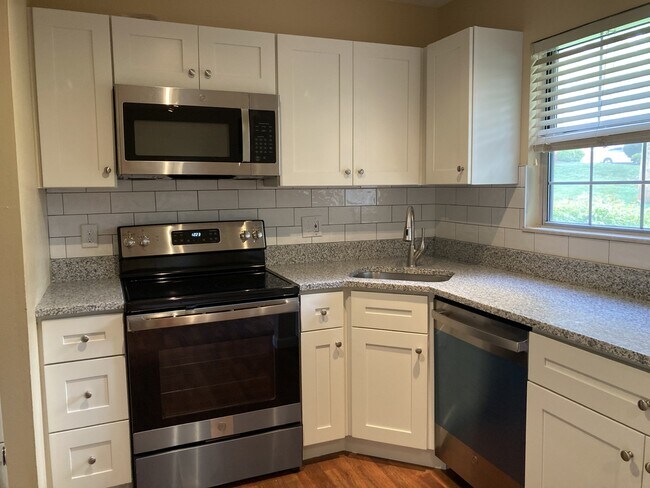 White Shaker Cabinets and Wave Backsplash - 1618 Thrush Ter