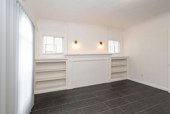 Building Photo - Bright and airy 2-bedroom 2-bath in Mid- City