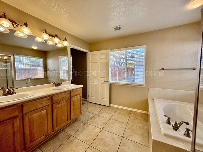 Building Photo - 479 Hayloft Way