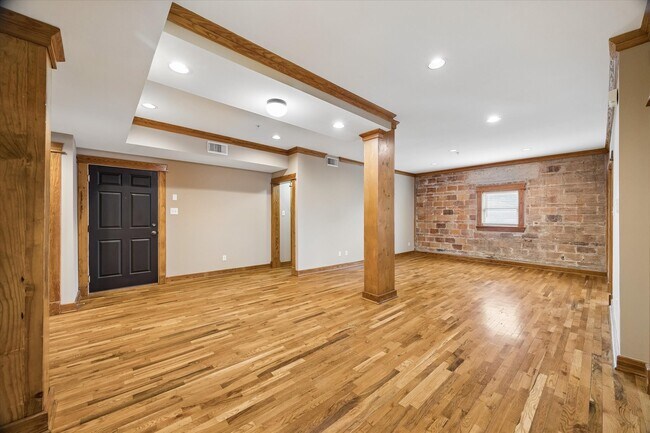 Building Photo - 215 W Norma St