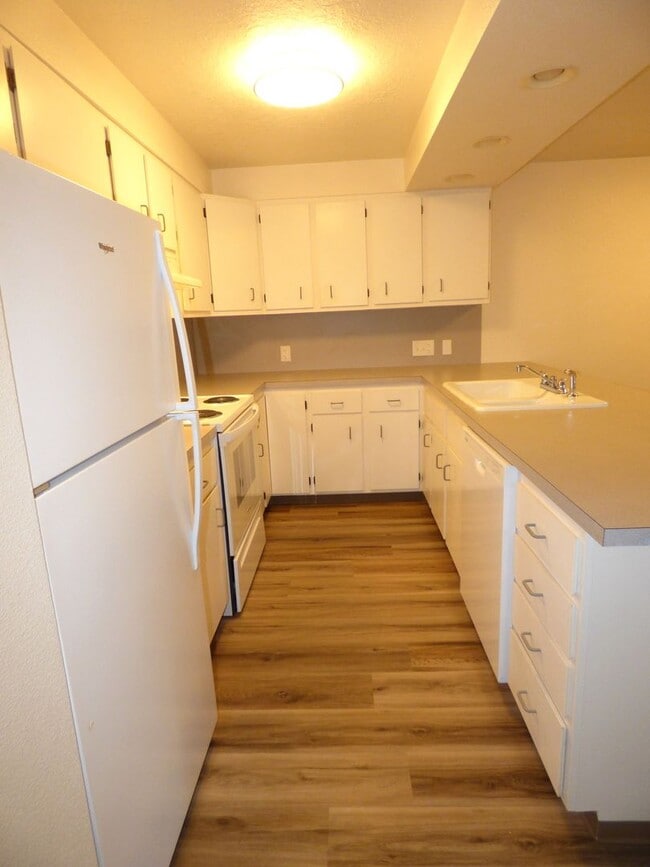Building Photo - Rent Special: 1/2 Off March's Rent - Ground Level 2 Bed 1 Bath W/ Air Conditioning