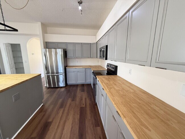Building Photo - Beautifully remodeled 6 bedroom - 3 bath home in Summerfield Village
