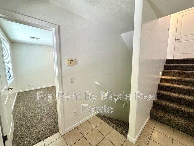 Building Photo - 330 S Farmer Ave