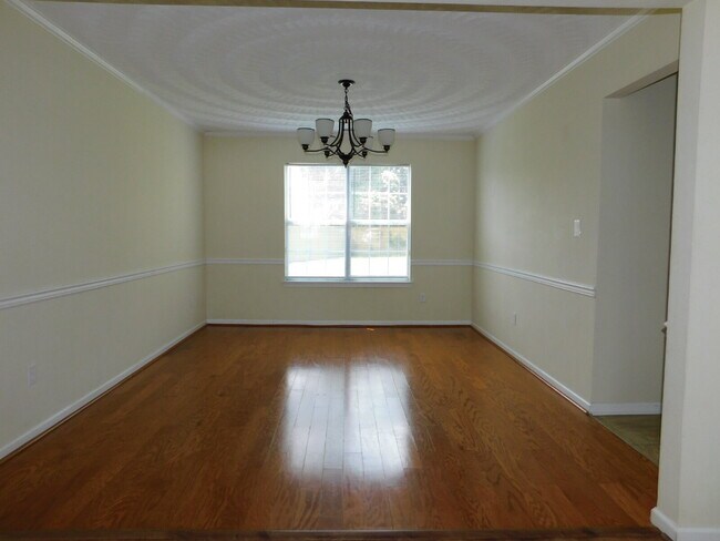 Building Photo - "Spacious 4-Bedroom Gem on Hughart Street with 2.5 Bathrooms and 2108 Sq. Ft. of Comfort!"