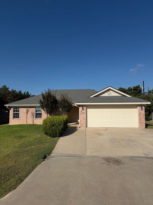 Building Photo - 715 Lakeview Dr