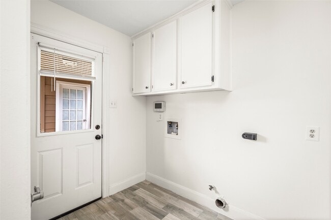 Building Photo - 560 Landfall Ln