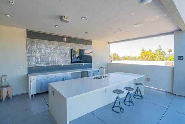 Building Photo - 777 E Stella Ln