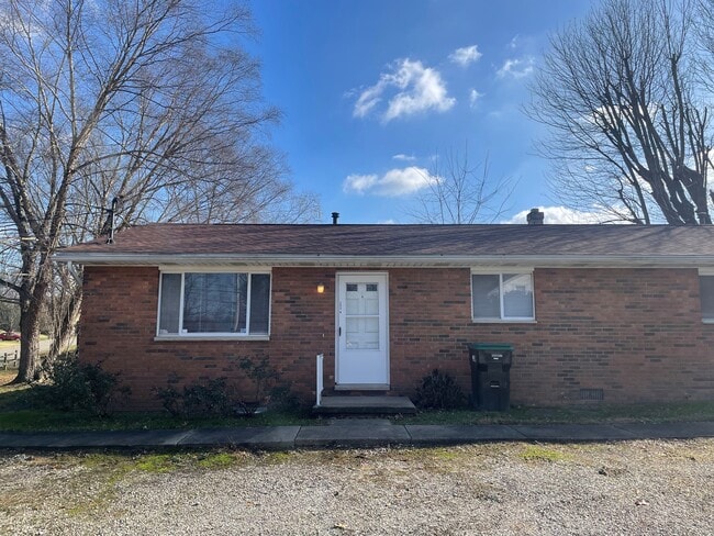 Building Photo - 204 E 9th St