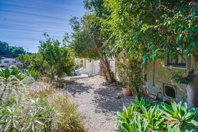 Building Photo - 1574 Murray Dr