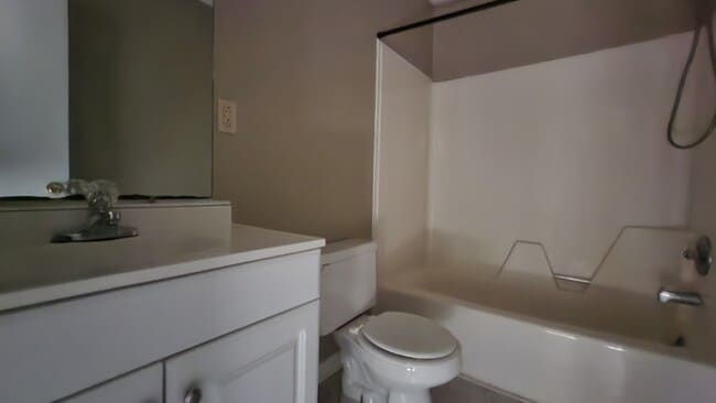 Building Photo - Renovated Townhouse