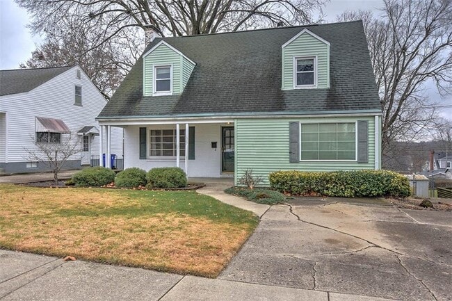 Building Photo - 1567 W Riverview Ave