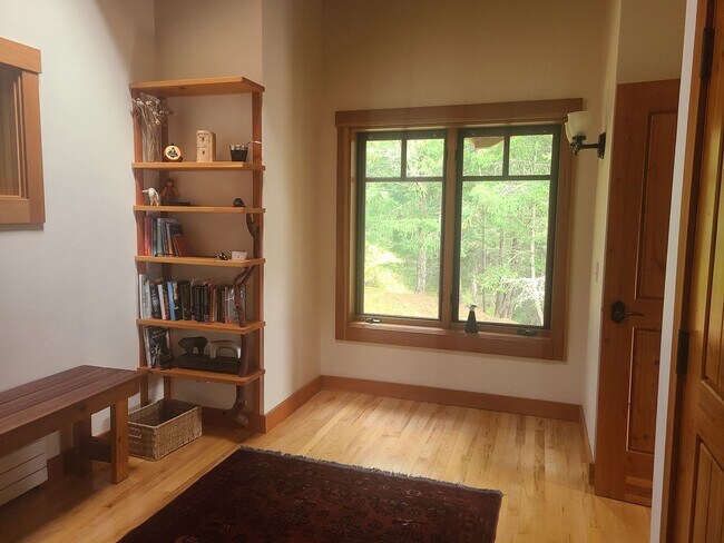 Building Photo - Lovely Rental Home on Cady Mountain