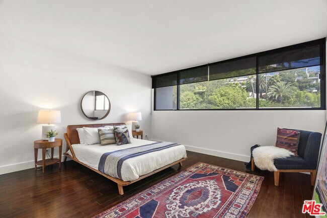 Building Photo - 8787 Shoreham Dr