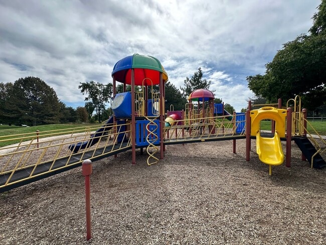 Building Photo - Bright and Spacious Duplex Style Home with HUGE Fenced in Backyard!!!