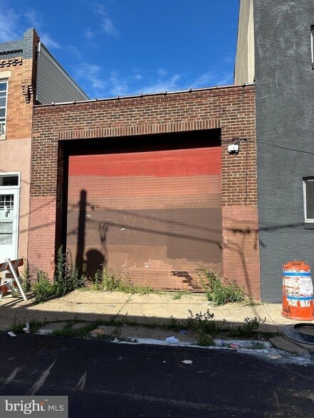 Building Photo - 2530 E Cambria St