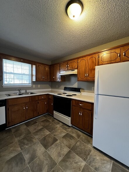 Building Photo - Charming 2-Bedroom Home with Spacious Layout in Oak Grove, KY - Must See!