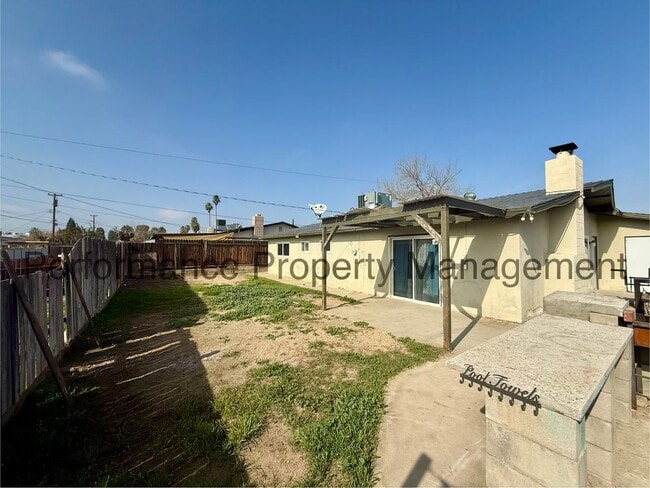 Building Photo - Cute 3 Bed/2 Bath Home in Taft w/ $0 Deposit Option