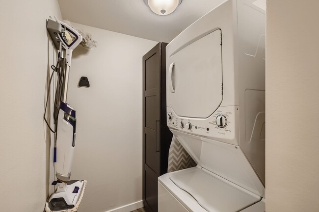 Building Photo - Central 1 BDR / 1 BA Condo in Boulder